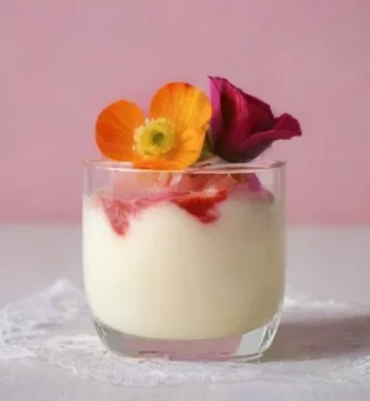 Et foto af en cremtopped passioner Fruit Mousse på en blonder klud med en blid pastel baggrund
