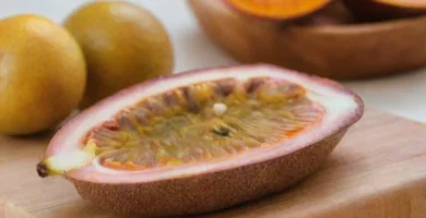 En fredfyldt køkkenscene med passionsfrugt og bageredskaber