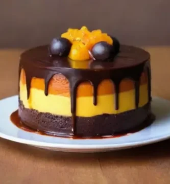 Kagen har rig mørk chokolade ganache og sød passionsfrugt sauce